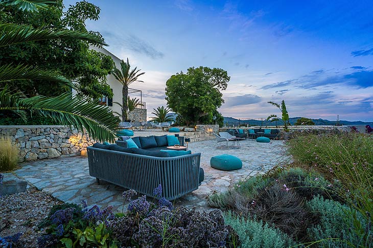   Drinks open air!  Neue Sommer-Bar ORO in Mallorcas “Carrossa Resort“  im Nordosten der Insel (©Foto: Flycam Media - Christian Arndt)
